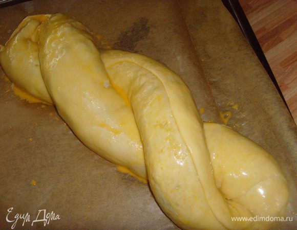 На противень, застеленный пергаментной бумагой, выложить оба рулета и сплести плетeнкой .
Оставить расстояться на 20-40 минут в тeплое место под плёнкой.
Смазать смесью желтка и молока и выпекать в разогретой духовке при 190°около 35 мин.