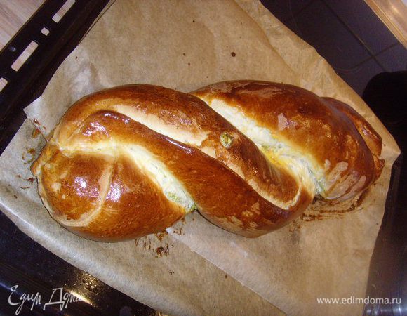  абрикосовый мармелад нагреть, процедить через мелкое сито и смазать им ещё горячую халу.