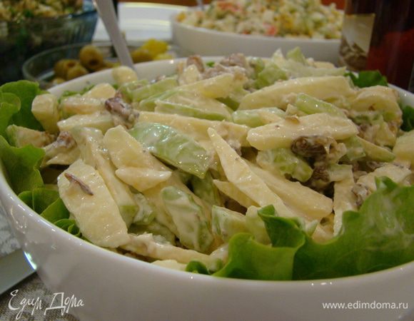 Неклассический вариант:<br />
Я люблю яблоко нарезать тонкой соломкой; иногда добавляю зелень петрушки; если нет винограда, можно использовать изюм, только предварительно его нужно распарить. На фото приведен постный вариант: лимонный сок, ложка оливкового масла и половинка чайной ложки меда в качестве заправки. Приятного аппетита!