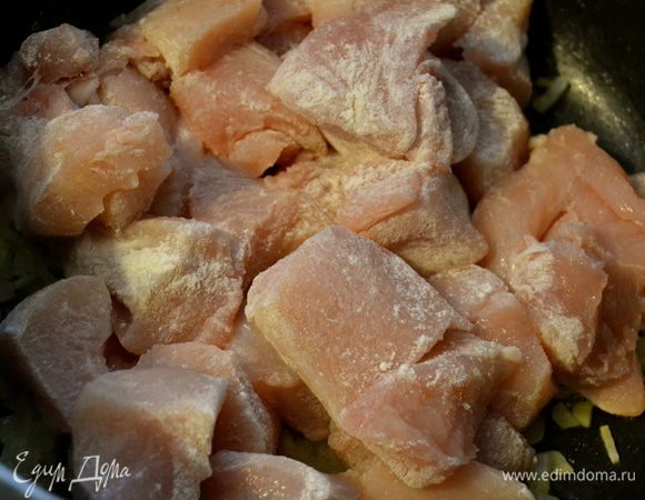 Нашинковать половинку лука и положить обжариваться в сковороду с небольшим количеством оливкового масла. Через пару минут добавить к луку присыпанные слегка мукой кусочки курицы.