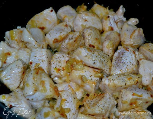 Посолить и поперчить по вкусу и обжаривать на сильном огне 4-5 минут.