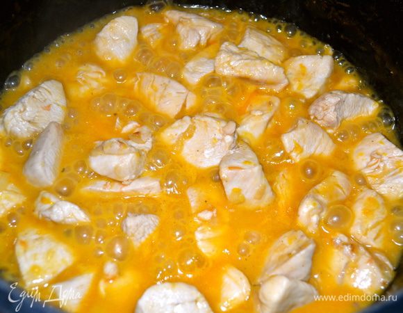 Влить сок цитрусовых и продолжить тушить около 10 минут, пока получившийся соус немного не ужариться...  