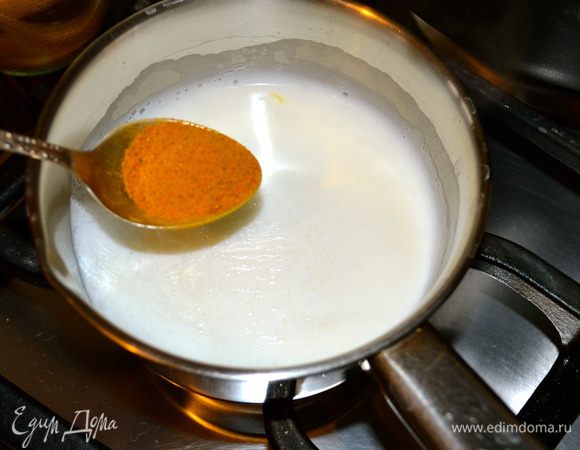 Тем временем, в разогретом молоке развести шафран.