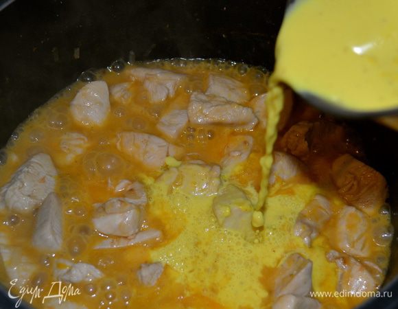 Влить молоко в курице. Как следует перемешать и продолжить тушить на сильном огне, пока соус не загустеет (приблизительно минут 10-12). 
