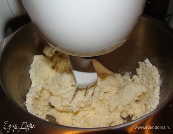 Начнем со среднего слоя, под названием "Чизкейк". Разогреть духовку до 220"С. В миксере взбить сыр с сахаром и ванилью.