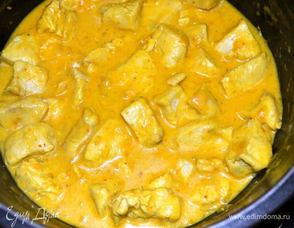 Тем временем подготовить рис... Можно, к примеру, просто добавить к готовому рису сливочное масло и мелко порубленную петрушку... Подавать вместе с готовой курицей.  