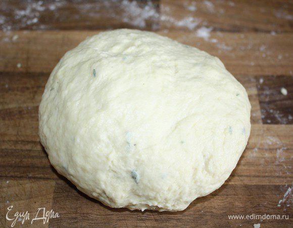 Для приготовления лепёшек необходимо смешать просеянную муку с солью, содой и тимьяном. Добавить размягчённое масло и йогурт. Замесить мягкое тесто. Скатать из теста широкую колбаску и нарезать её на кусочки шириной 2,5-3 см. Другой способ - раскатать тесто на присыпанной мукой поверхности и вырезать лепёшки вырубкой для печений или стаканом.