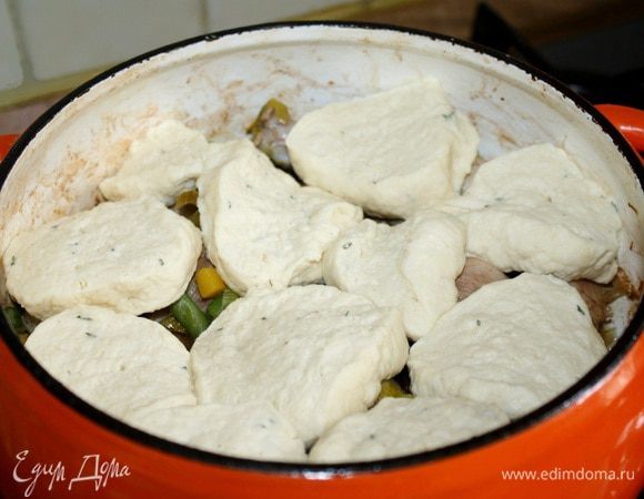 Можно запечь кобблер в сотейнике или для более парадной подачи переложить жаркое в красивую форму для запекания. Добавить бульон. Лепёшки выложить поверх жаркого. Запекать кобблер при 180-200*С около получаса или до готовности лепёшек. Приятного аппетита!