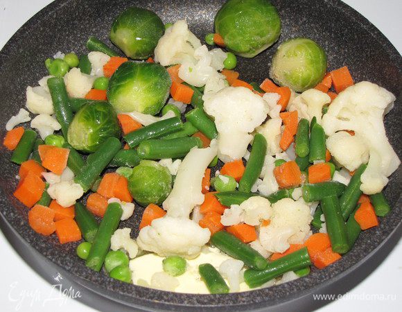 Паралельно с отбивными приготовьте гарнир. В рамках конкурса я взяла готовую заморженуую смесь "Весенние овощи". Потушила на сковороде с добавлением сливочного масла. Овощи можно, так же, приготовить на пару.