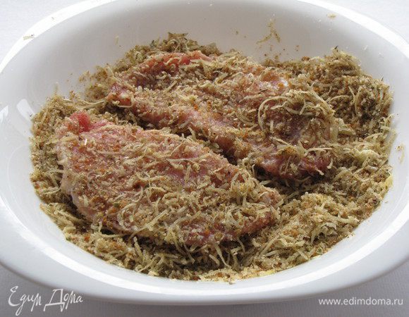 Слегка взбейте куринный белок. Обмакните отбивные в белок, потом обваляйте в сухарях.