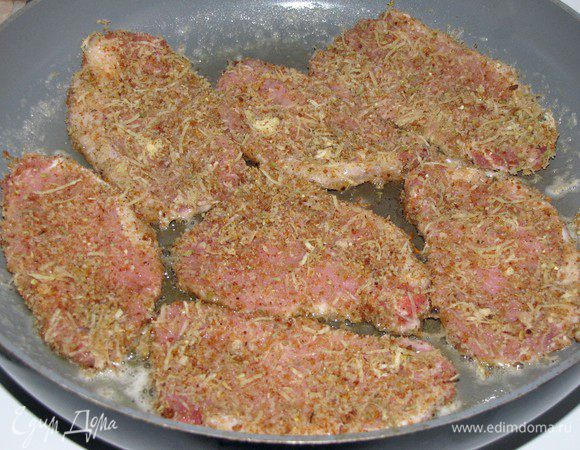 Поставьте на огонь сковороду, налейте в нее 1 ст. л. растительного масла и положите сливочное масло. Когда масло разогреется, выложите на сковороду отбивные и обжаривайте до образования золотитсой корочки, по 3 минуты с каждой стороны. При необходимости добавьте еще 1 ст. л. растительного масла.