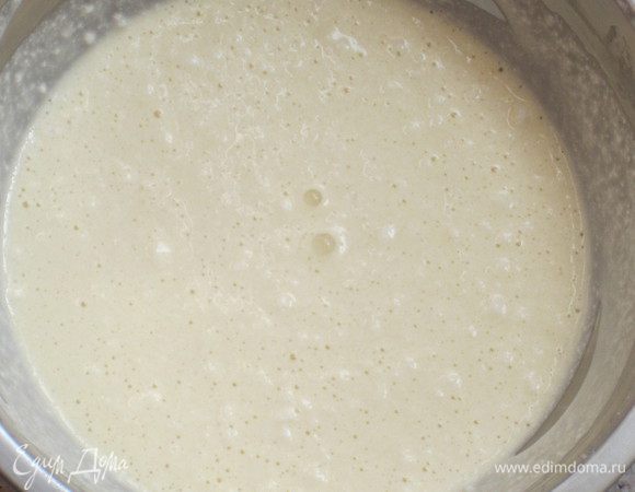 Взбить белки и аккуратно ввести в тесто движениями снизу-вверх. 