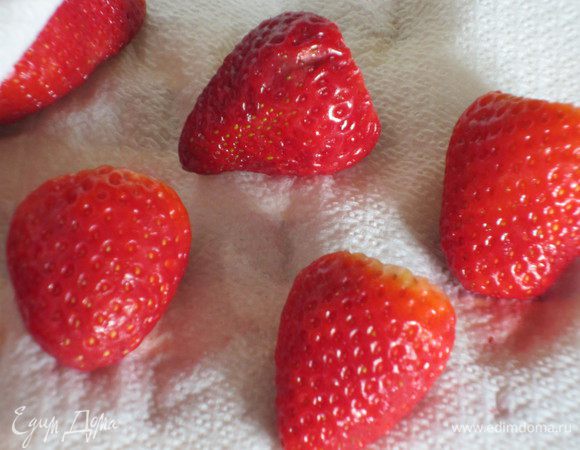 Клубнику помыть и выложить на бумажное полотенце. 