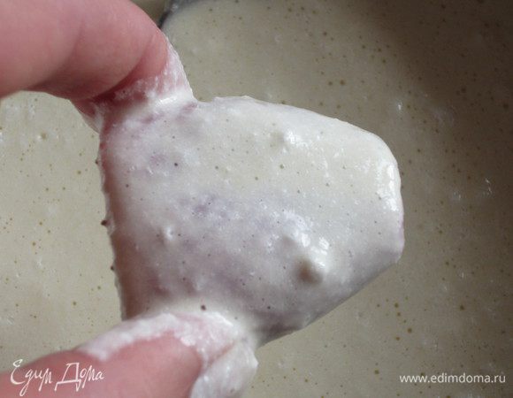 Масло разогреть,окунуть клубнику в кляр и опустить в кипящее масло.Жарить во фритюре до золотистого цвета.