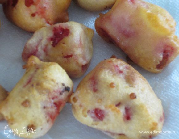 Вынуть ягоды шумовкой, положить на бумажное полотенце, чтобы впитался лишний жир.