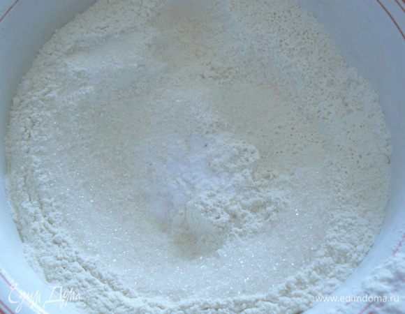 Смешать муку с солью, разрыхлителем и сахаром.