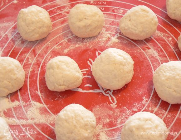 разделить на 8-10 равных частей.
Сформировать  булочки и выложить на противень, покрытый бумагой для выпечки. 