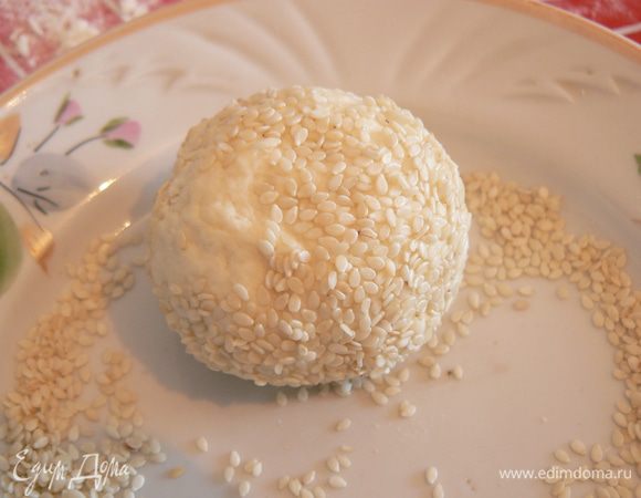 обвалять булочки в кунжуте.