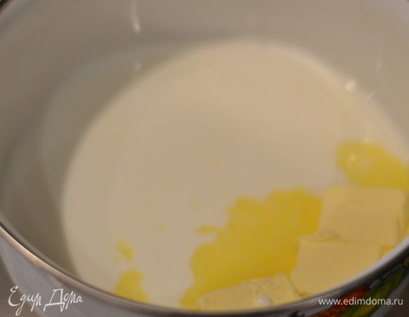 В мисочке растапливаем сливочное масло в молоке, добавив ванильный сахар.