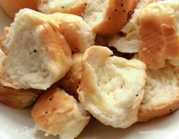 Молоко слегка подогреть. Булочки порвать руками, положить в миску и залить молоком. В рецепте давалось 100 мл молока, но этого кол-ва оказалось мало, поэтому я добавила 200. 