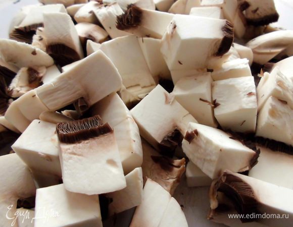 Грибы (у меня шампиньоны) нарезать крупно. Разогреть на сковороде оливковое масло, и готовить грибы 15-20 минут на слабом огне. В процессе готовки нужно их немного посолить и поперчить.