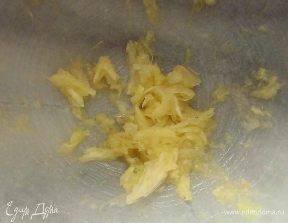 Чеснок очистить и растереть в ступке или очень мелко порубить.