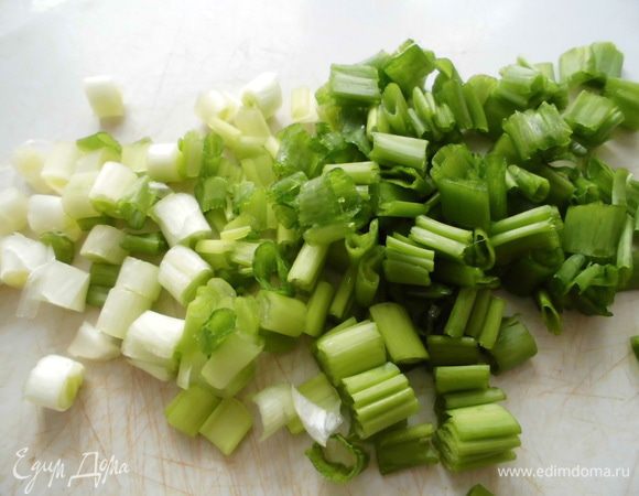 Лук нарезать.