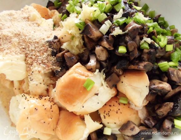 Размокшие булочки слегка отжать, переложить в глубокую миску. Добавить грибы, лук, чеснок, 2 ст. л. сливочного масла,  2 ст. л. сухарей и взбитые яйца. Массу хорошо перемешать, но ни в коем случае не нужно это все превращать в кашу! Должны попадаться отдельные кусочки булочек! Приправить смесь солью, перцем и майораном. 