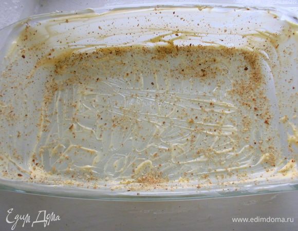 Форму для запекания смазать оставшимся сливочным маслом и присыпать сухарями.