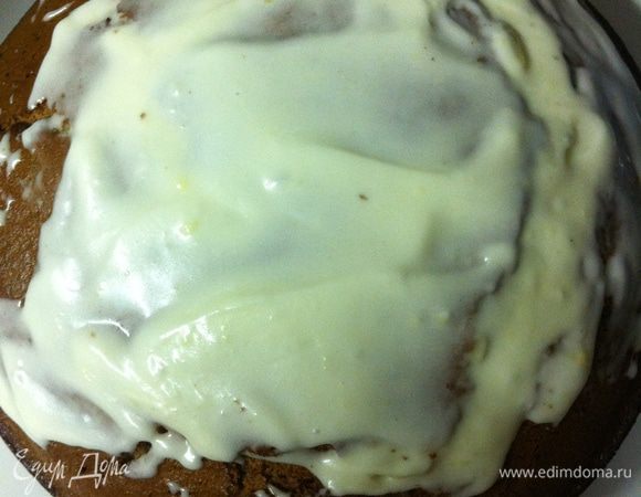 Разогреть духовку до 180 градусов (если духовка без фена), либо до 160 (если с феном).

Форму 22 см диаметром смазать сливочным маслом либо застелить бумагой для выпечки.

Масло, сахар, бананы, ваниль, яйца взбить в блендере (минуты 2).

Отдельно просеять муку с содой и солью, затем добавить в блендер к смеси и перемешать до однородности, вылить в форму.

Запекать 50-60 минут (пока зубочистка или другая деревяная палочка не будет чистой при проверке бисквита на готовность).