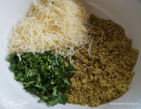 Сыр натереть на мелкой терке, нарубить петрушку, фисташки измельчить в блендере, смешать.