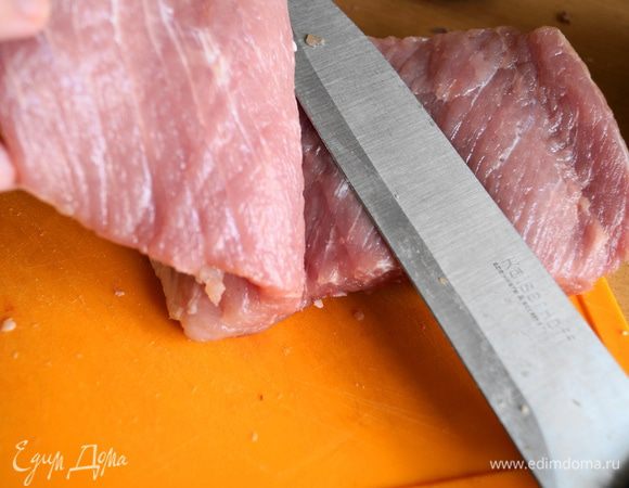 Из вырезки по кругу вырезаем тонкий пласт и отбиваем его