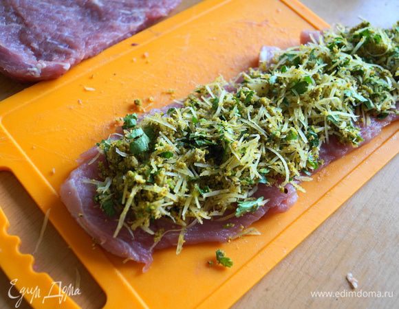 На пласт выкладываем сырно-фисташковую массу