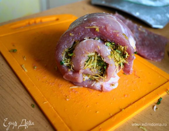 Плотно сворачиваем в рулет и перевязываем нитью