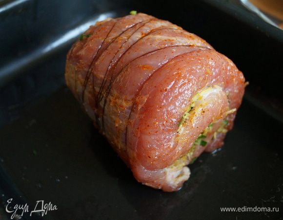 Рулет натереть солью, красным и черным перцем, выложить на противень, полить маслом и поставить, в разогретую до 180 градусов духовку, запекаться на 1 час.