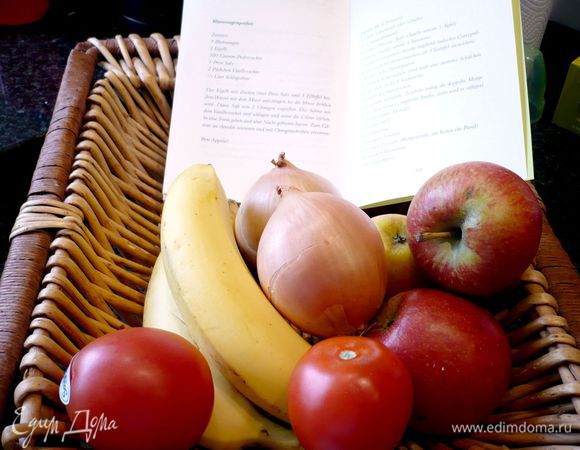 Вот они овощи и фрукты, которые потребуются нам для нашего карри, а также мой роман.