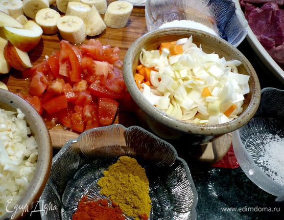 Подготавливаем овощи и фрукты. Чеснок рубим мелко, лук режем мелко, морковь, сельдерей и лук порей режем на небольшие кубики. Банан разрезаем на широкие кольца, яблоко режем на четвертинки и каждую разрезам еще на три дольки. Половину яблок сбрызгиваем лимонным соком и отставляем в сторону. Томаты режем на четвертинки, каждую четвертинку еще части на четыре. 