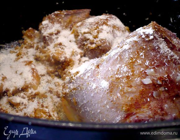 Добавляем приправы карри и сладкий красный перец, а также кокосовые хлопья. Хорошо перемешиваем. Засыпаем муку и заливаем горячим бульоном, я добавила еще примерно 200 мл горячей воды. Перемешиваем соус.