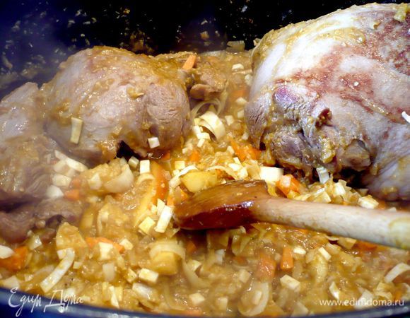 Кладем морковь, сельдерей и лук-порей, а также засыпаем соль, перемешиваем и готовим под крышкой на медленном огне примерно час. Каждые двадцать минут открываем крышку перемешиваем соус и переворачиваем мясо с одной на другую сторону. 