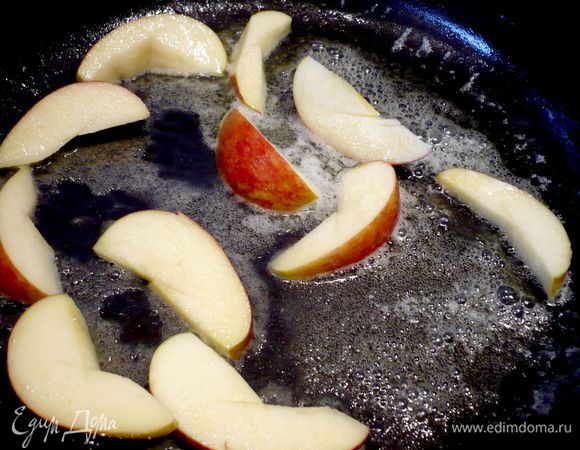 Тушим еще 15 минут. Ставим вариться рис. Затем соус (примерно 500 мл; остальное оставляем в жаровне, закрываем крышкой и оставляем тушиться вместе с мясом еще на 15 минут) перекладываем в сотейник и добавляем горячий овощной бульон и примерно 125 мл горячей воды, измельчаем  погружным блендером. Солим, перчим по вкусу. Ставим под крышкой на маленький огонь. Растапливаем на сковороде сливочное масло. Поджариваем на нем в течение минут трех кусочки остального яблока, перекладываем со сковородки. Поджариваем помидоры также в течение трех минут, снимаем с огня, ставим в теплую духовку вместе с яблоками.