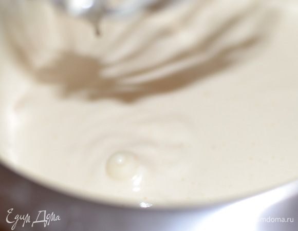 Взбиваем яйца с сахаром до устойчивых пиков как минимум 10 минут. Это очень важно!