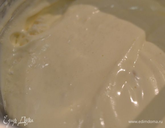 Добавляем просеянную муку в яйца и аккуратно заворачивающими движениями перемешиваем.