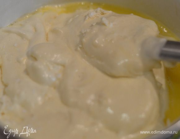 Набираем лопаточкой немного теста и смешиваем в теплом молоке со сливочным маслом. Отправляем в основное тесто и аккуратно перемешиваем.