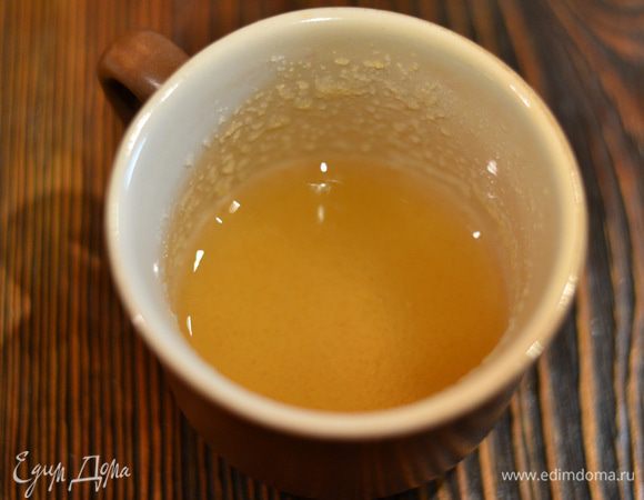 Готовим крем. Замачиваем желатин в воде до набухания минут на 10.