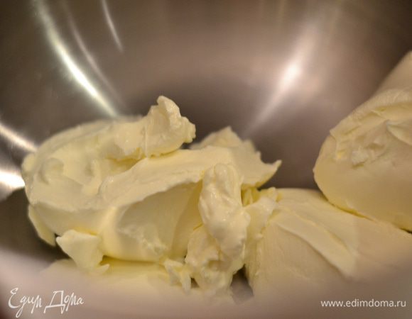 Взбиваем маскарпоне, постепенно добавляя сгущенное молоко, в конце взбивания добавить шампанское (не все сразу, по ст. ложке, можно добавить и больше, но главное, не переборщить, иначе крем будет не крем, я следовала своему вкусу, хотелось легкого привкуса) и взбить. Отправить в холодильник.