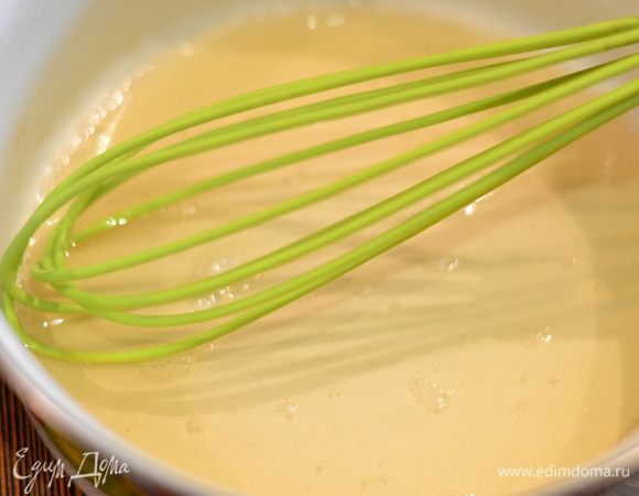 Тем временем набухший желатин поставить на огонь и варить минут 3–5, не кипятить, до растворения крупинок, процедить, остудить.