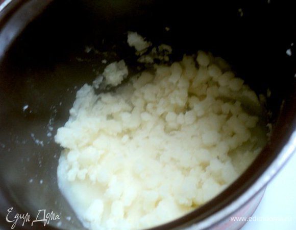 Картофель почистить, нарезать кусочками, залить горячей водой, посолить по вкусу и отварить до готовности. Слить воду и размять в пюре. Слегка охладить.
