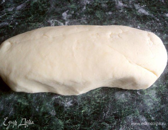 Добавить сливки, растительное масло (2 ст. ложки), сахар, соль и муку (немного муки оставить для подсыпки). Замесить мягкое тесто, скатить его в валик.