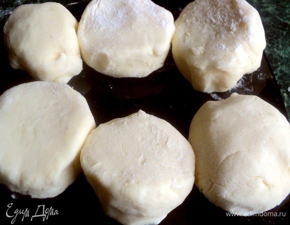 Разрезать на небольшие кусочки, выложить на тарелку и поставить в морозилку на 15 минут.