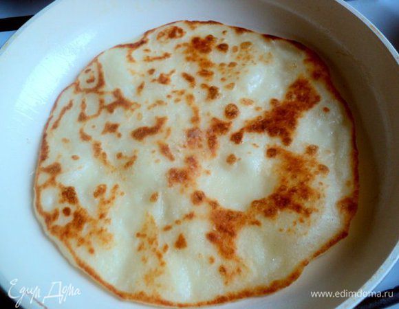 Раскатать тесто в блинчик толщиной 4-5 мм по размеру сковородки. Сковородку нагреть, смазать растительным маслом. Выпекать блин с двух сторон до золотистой корочки.